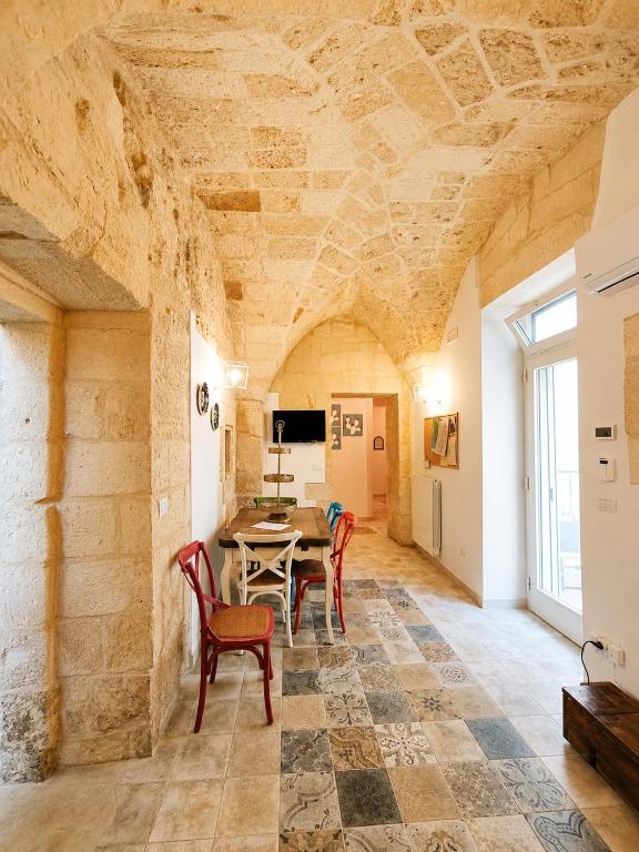 a dining room with a table and chairs at La Luna In Cortile in Lecce