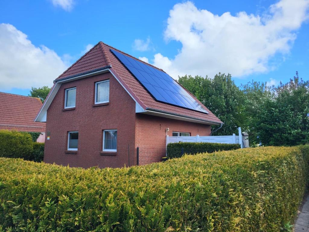 a house with solar panels on the roof at Ferienhaus Villa Deichfürst in Dorum-Neufeld