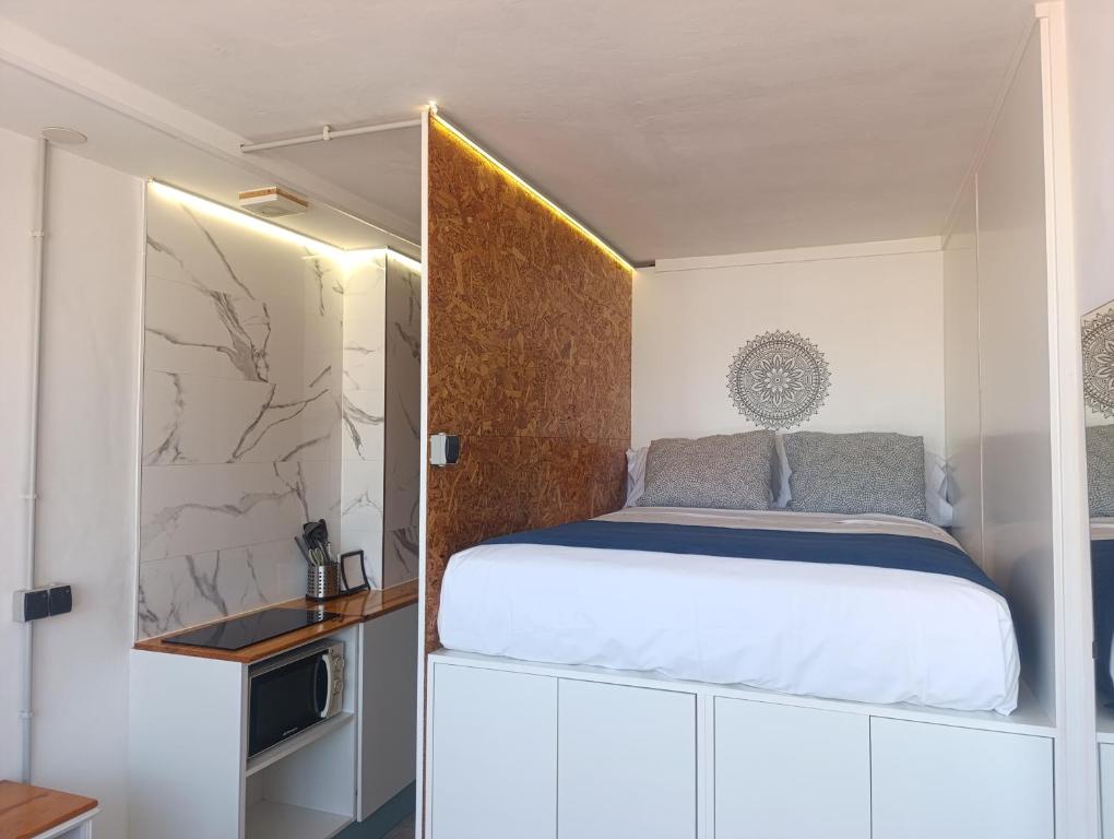 a bedroom with a large bed in a room at "El Rincón de Sevilla 3" A 9 min en metro del centro de Sevilla in San Juan de Aznalfarache