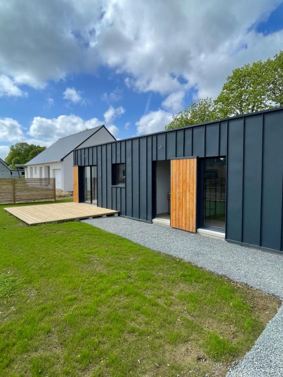 a modern house with a black facade at Mur des Horizons in Plouigneau