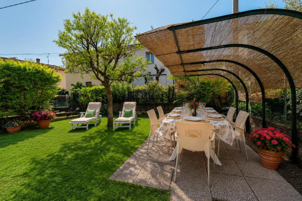 a table and chairs in a yard with at CASA CARLINA Pet Friendly in Salò