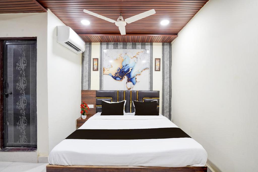 a bedroom with a large bed in a room at Super Hotel O Sunshine Classic in Nagpur