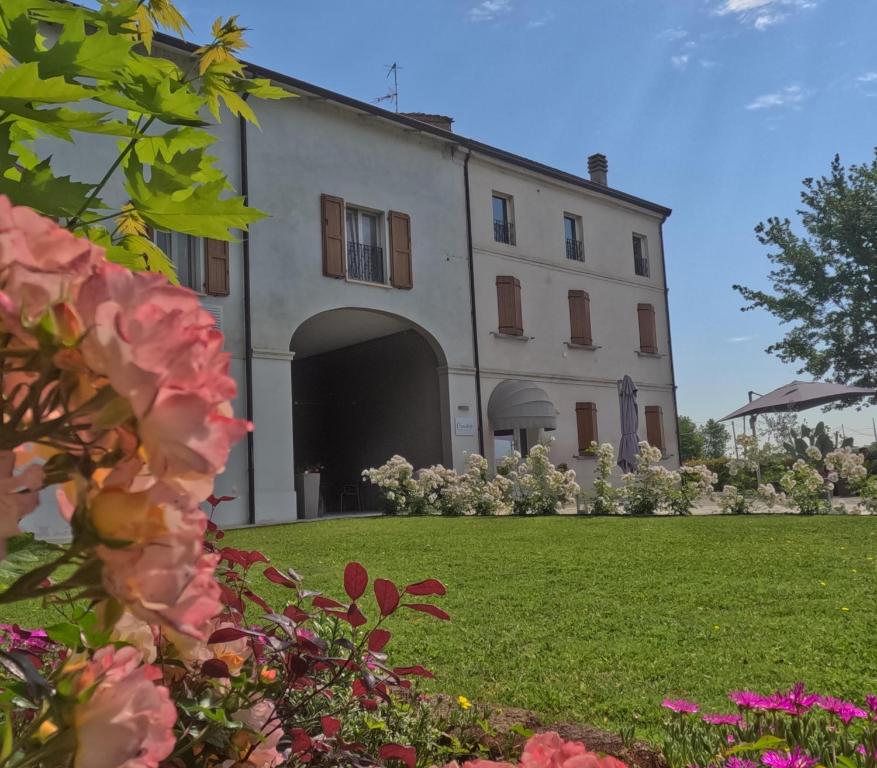 an external view of a building with a yard at Claudio Rooms in Fabbrico