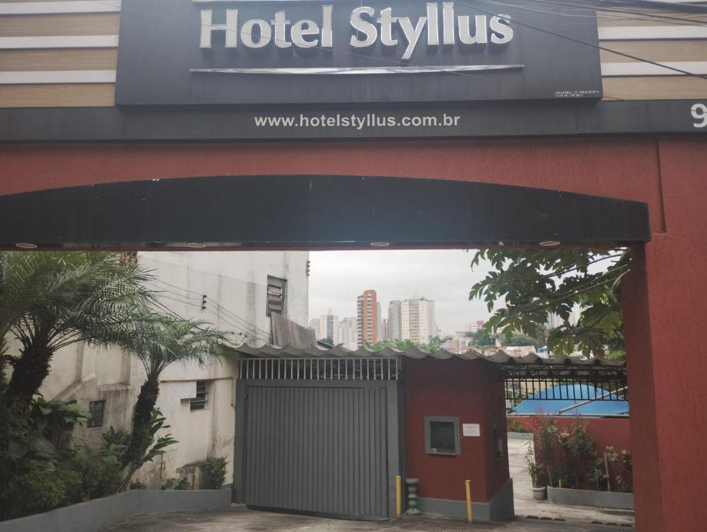 a hotel sylvania sign over a door of a building at Hotel Styllus in São Paulo