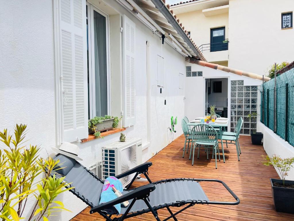 an apartment patio with chairs and a table on a balcony at Jolie maison de vacances proche du centre et de la mer in Saint-Raphaël