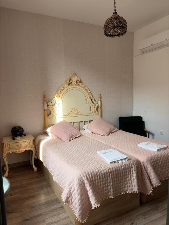 a bedroom with a large bed with pink pillows at Garden Place Alojamento Local in Viseu