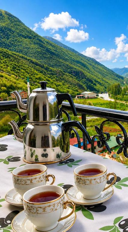 ein Teeservice auf einem Tisch mit Tassen und Untertassen in der Unterkunft Luxury Monastery Apart & Hotel in Trabzon