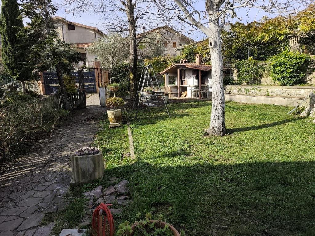 a yard with a tree and a house at Guest house dei nonni in Anticoli Corrado