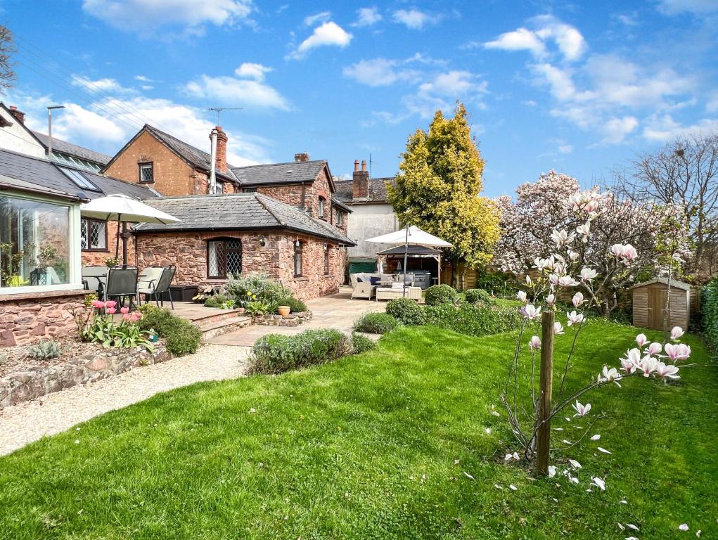 a house with a yard with a lawn sidx sidx sidx at Sharpe Cottage Wiveliscombe in Wiveliscombe