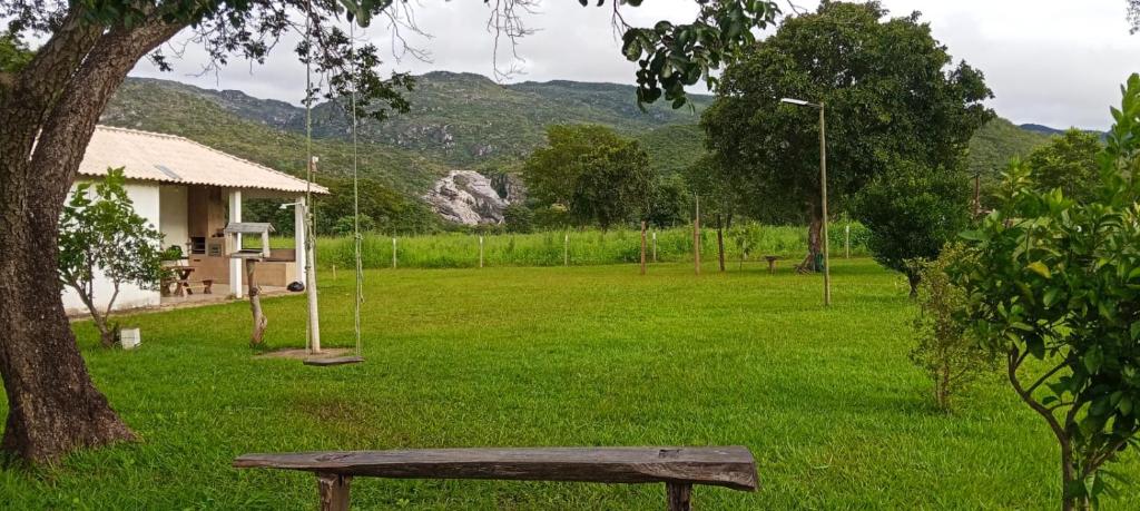 a park with a bench in the middle of a field at Sítio Azevedo in Buenópolis