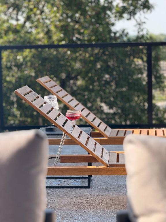 a group of wooden lounges on a tennis court at Kuća za odmor Gaia in Vukovar