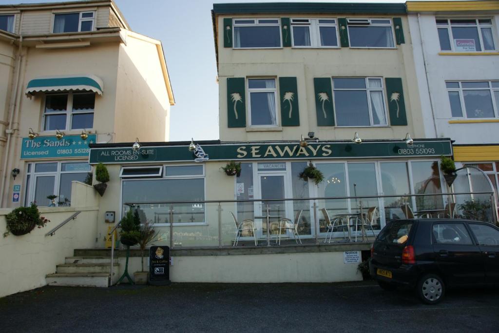 une voiture garée devant un restaurant dans l'établissement Seaways, à Paignton