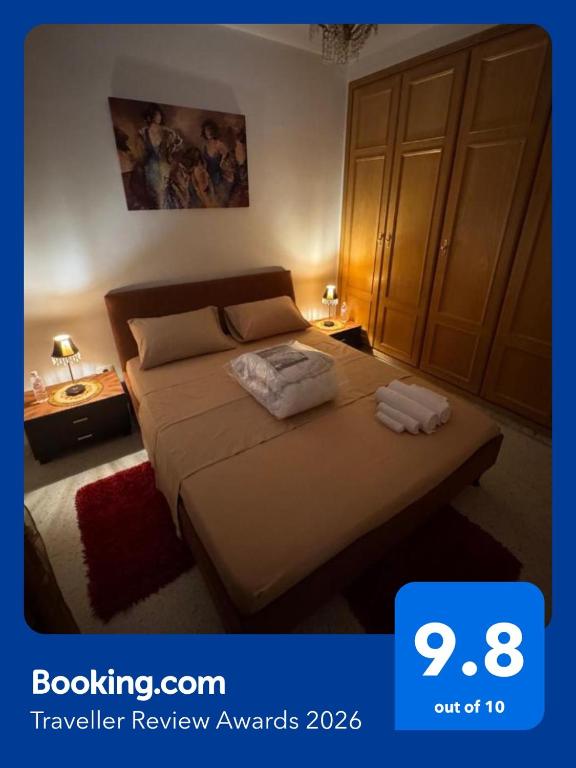 a bedroom with a bed with two towels on it at S1 avec vue panoramique & Confort comme un Hôtel in Ariana