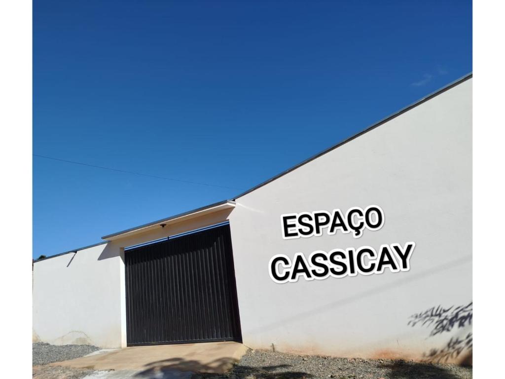a white building with the words argo casay on it at Cachoeira Paulista Espaço Cassicay in Cachoeira Paulista