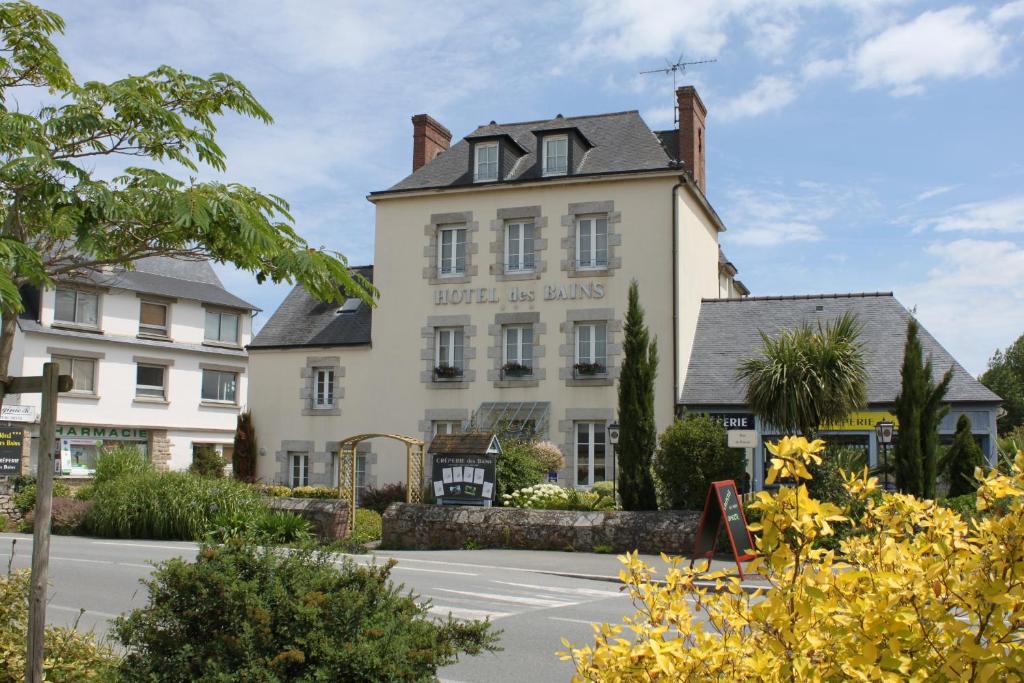 ein Gebäude mit einem Schild, das Hotel des Arts liest in der Unterkunft Hotel Des Bains in Lancieux