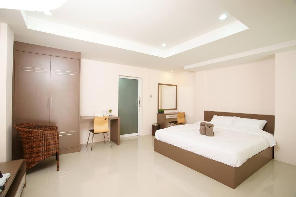 Memory Place Samphran في بران سام: غرفة نوم فيها سرير ومكتب