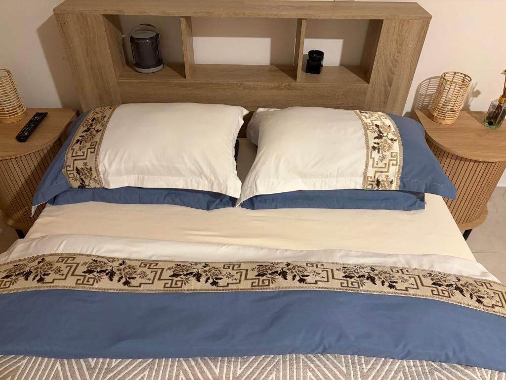 a bed with two pillows on top of it at tud dret in Santa Maria