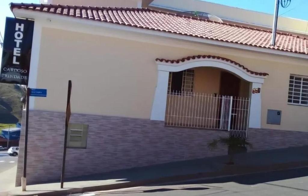 a building with a gate on the side of it at Hotel Cardoso Trindade in Juruaia
