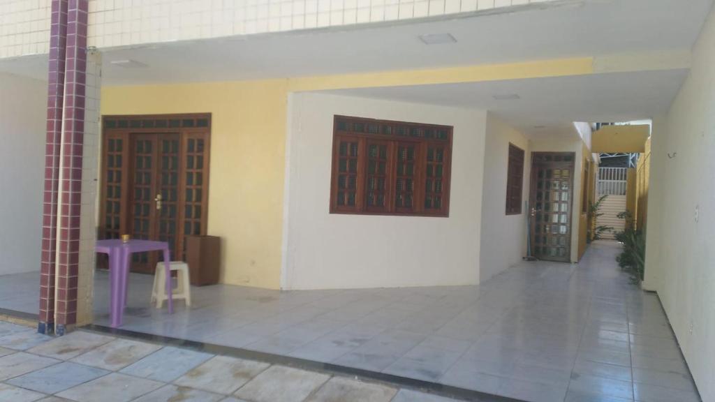 a room with two doors and a tile floor at Casa com 2 quartos em excelente localização in Juazeiro do Norte