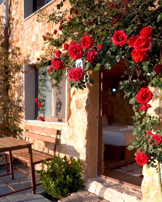 a wreath of red roses hanging from a building at Dana Trail Hotel in Dana