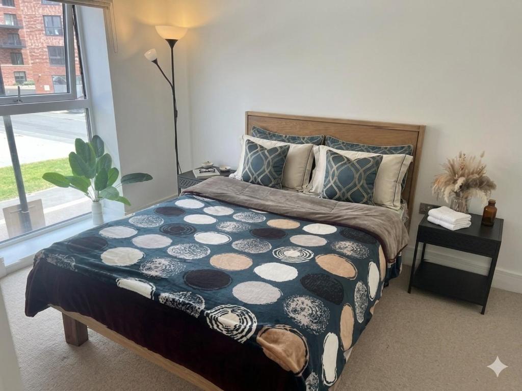 a bedroom with a large bed and a window at Modern Townhouse Birmingham in Birmingham