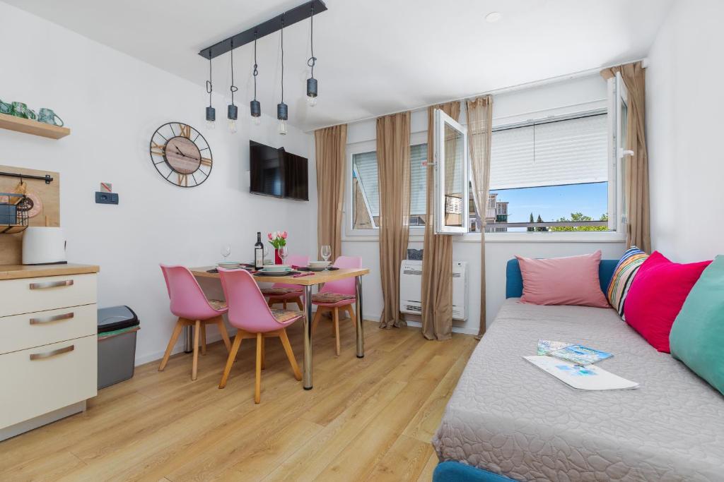 Apartments with parking space Makarska - 25278