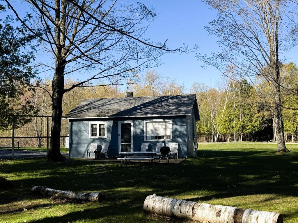 a small house in the middle of a yard at Brookhaven 5 in Maple City