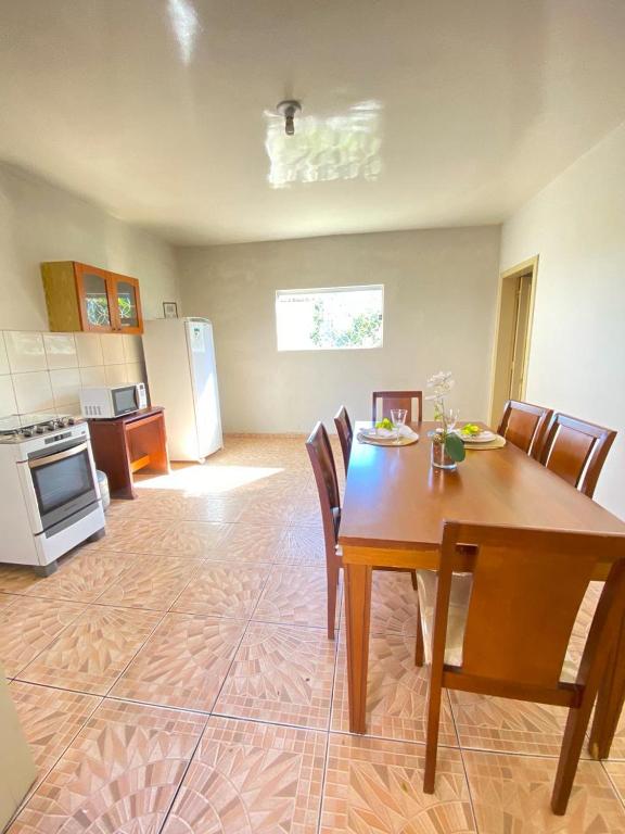 a kitchen and dining room with a table and chairs at Apto com garagem em Diamantina in Diamantina
