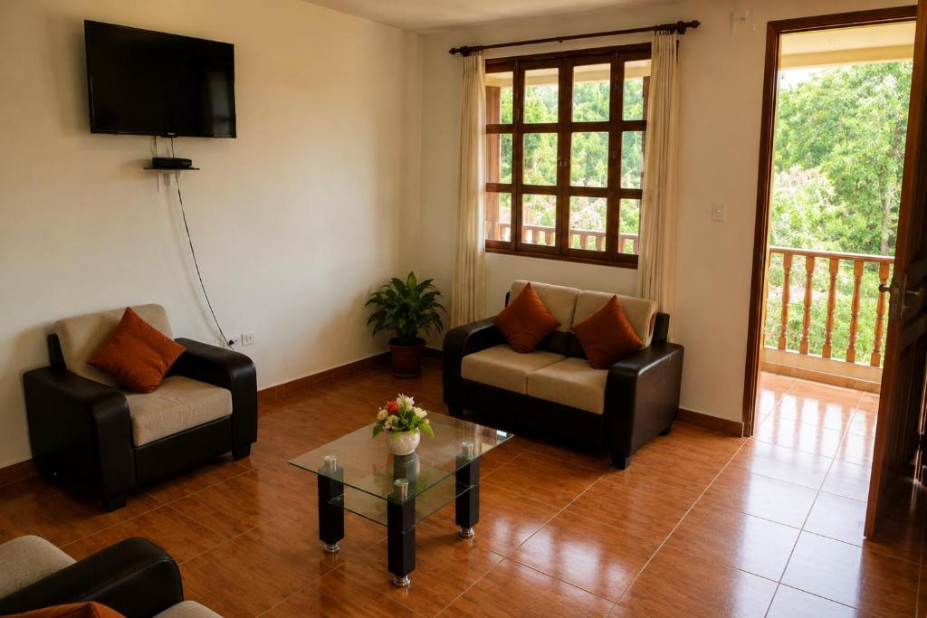 a living room with two chairs and a coffee table at Casa campo in Lamas
