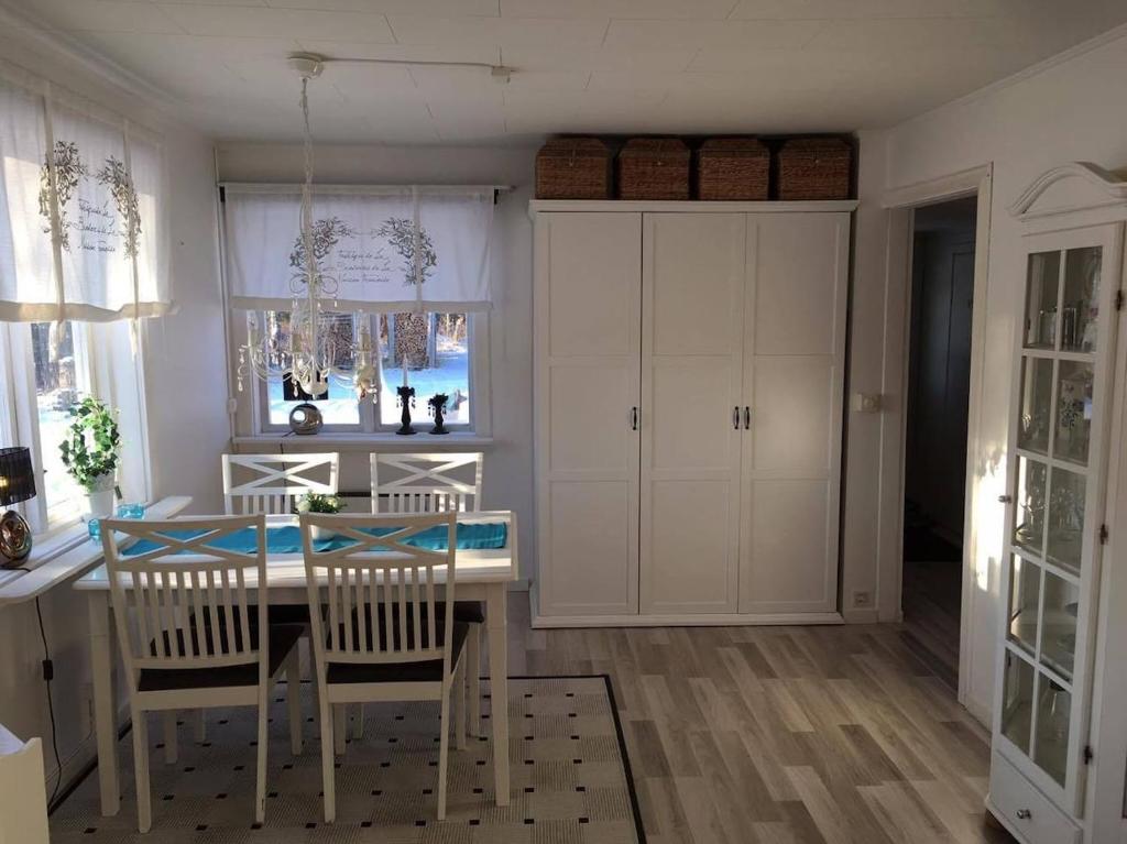 Modern Lapland Cottage with Outdoor Sauna & BBQ Hut