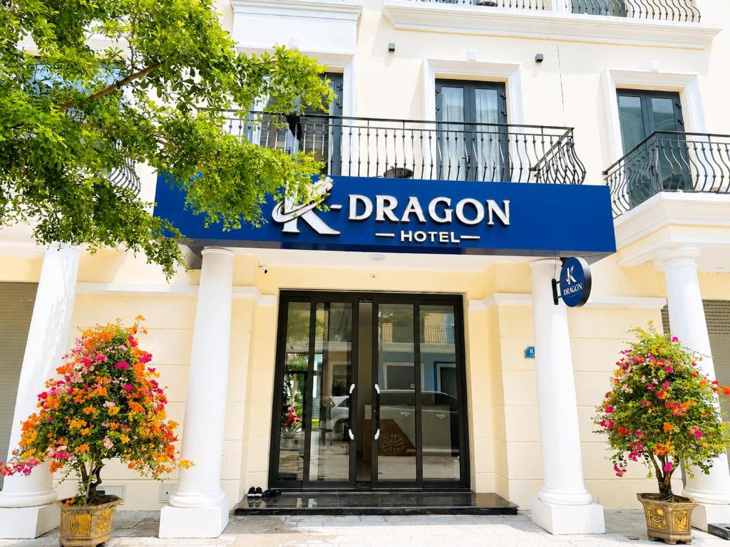a sign for a dragon hotel in front of a building at K-Dragon Hotel Đồi Rồng, Đồ Sơn in Ðông Thôn