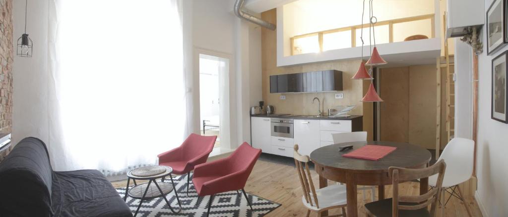 - une cuisine et une salle à manger avec une table et des chaises dans l'établissement Apartment Rzeznicza, à Wrocław