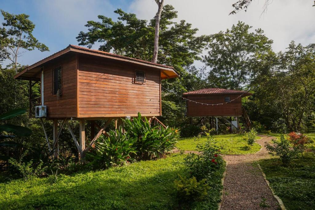 Taman di luar Tohja' Riverside Cabins -Aracari Cabin