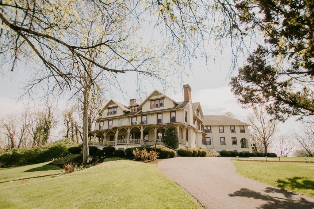 a large white house with a driveway at The Inn at Ragged Edge in Chambersburg