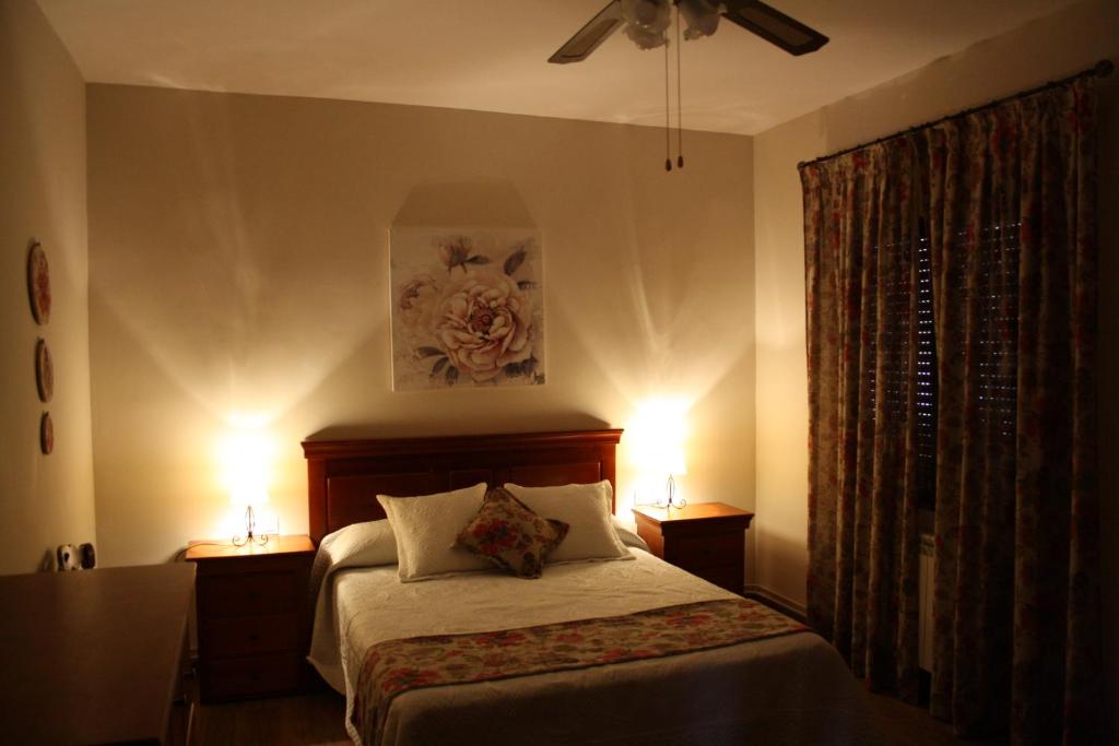 1 dormitorio con 1 cama con 2 lámparas en La Cruz Verde, en Tembleque