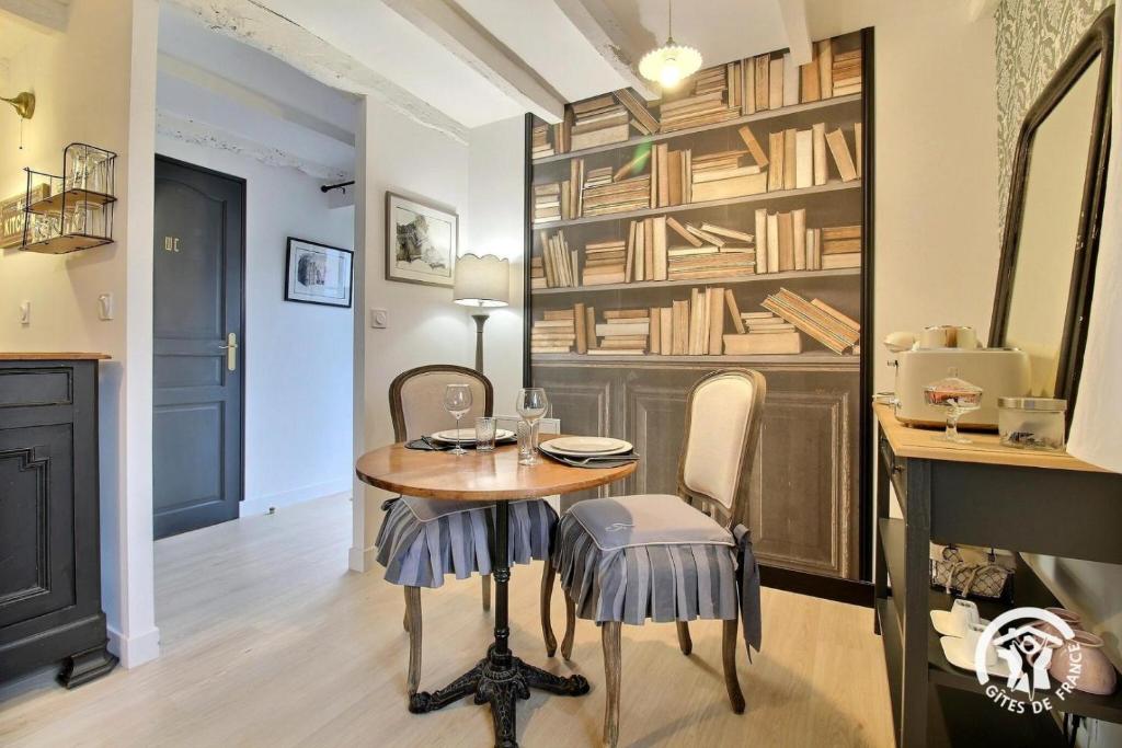 a dining room with a table and chairs at Le petit cottage in Ruffiac