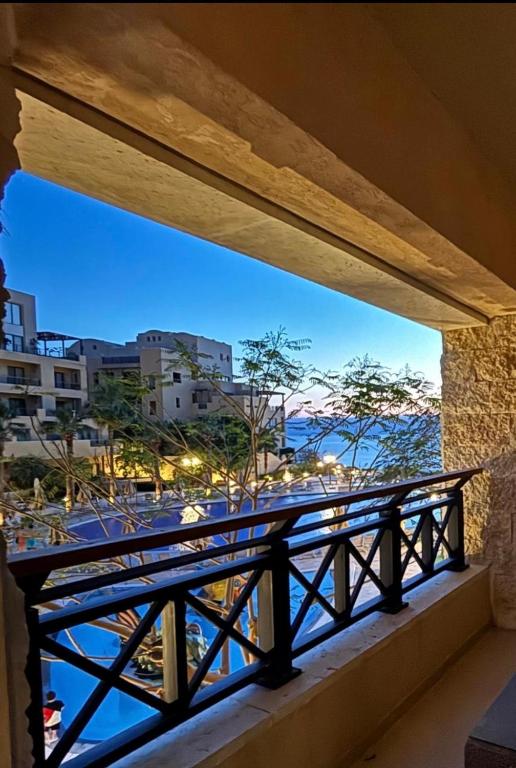 a balcony with a view of the beach at Samara in Sowayma