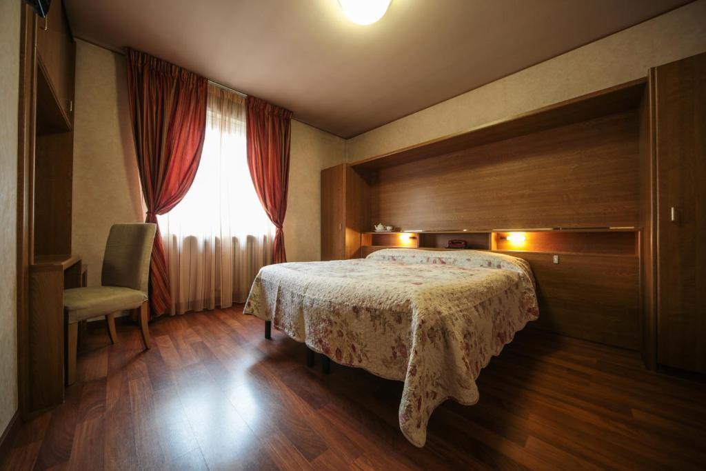Postel nebo postele na pokoji v ubytování Hotel Roma
