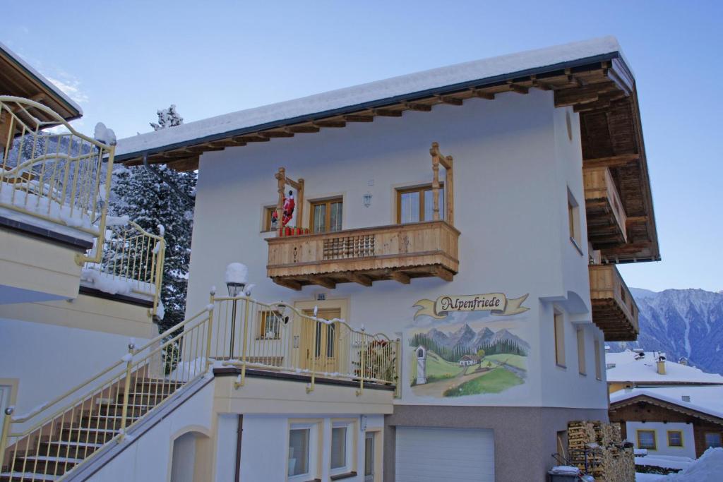 um edifício com uma varanda ao lado em Haus Alpenfriede em Ramsau im Zillertal
