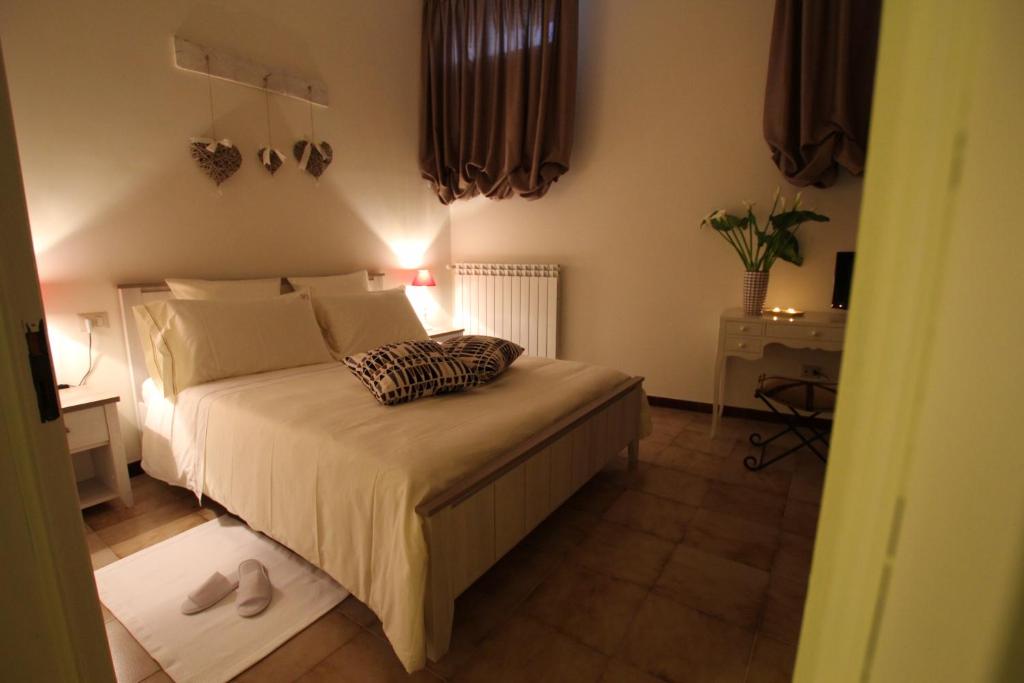 アルベロベッロにあるSuite del Vicoのベッドルーム1室(枕付)
