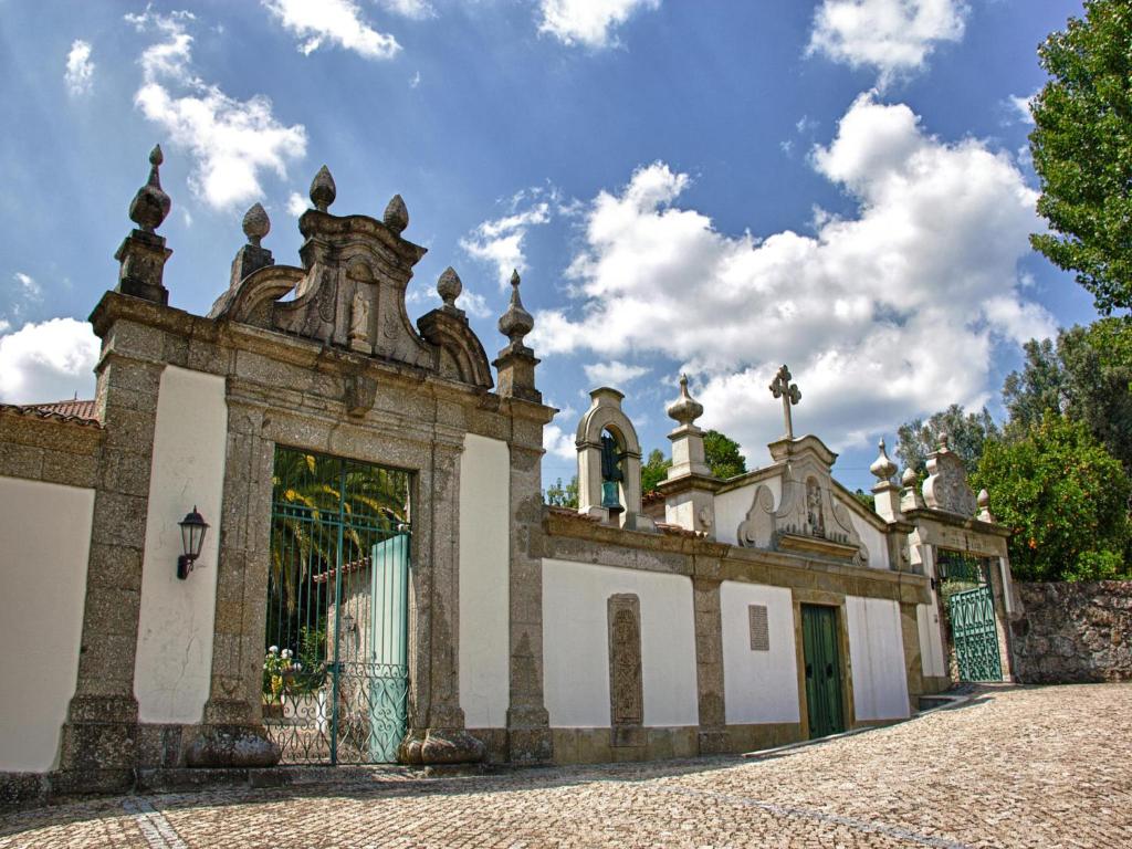 an old building with a gate in a yard at Solar da Salvadoura in Amares