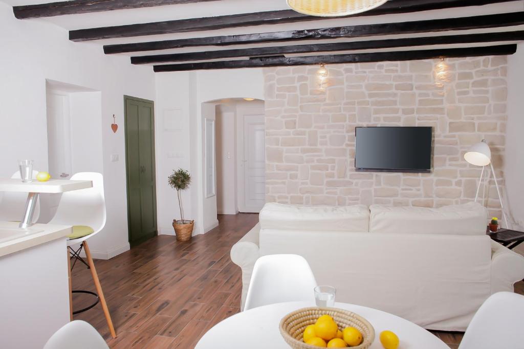 Televízia a/alebo spoločenská miestnosť v ubytovaní Apartment A&E