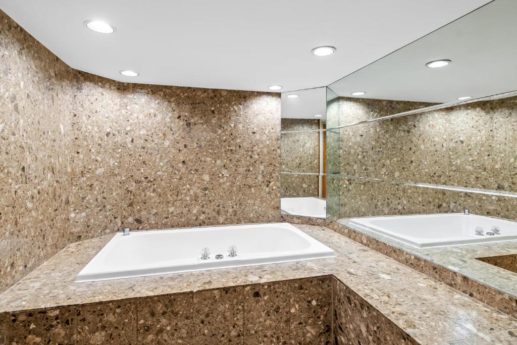 Hampton Inn Duluth-Canal Park photo