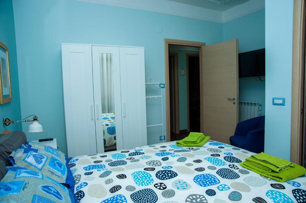 A bed or beds in a room at Alma b&b
