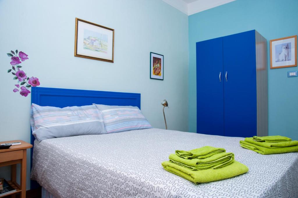 A bed or beds in a room at Alma b&b