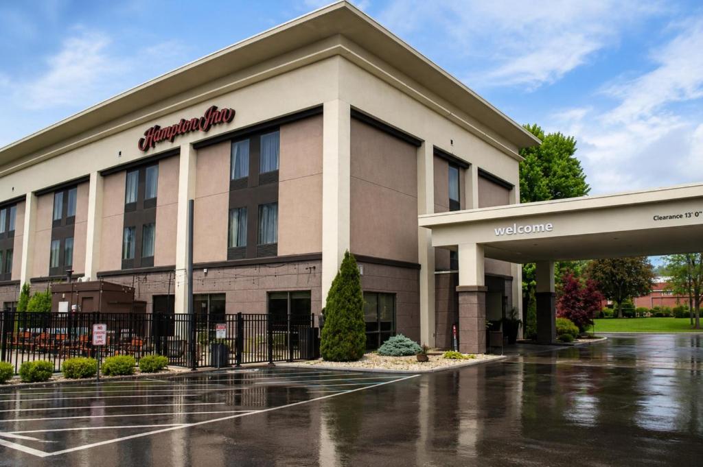 a front view of a hampton inn at Hampton Inn Summersville in Summersville