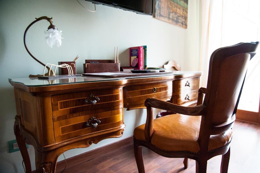 an old wooden desk with a chair in a room at Alma b&b in Crotone