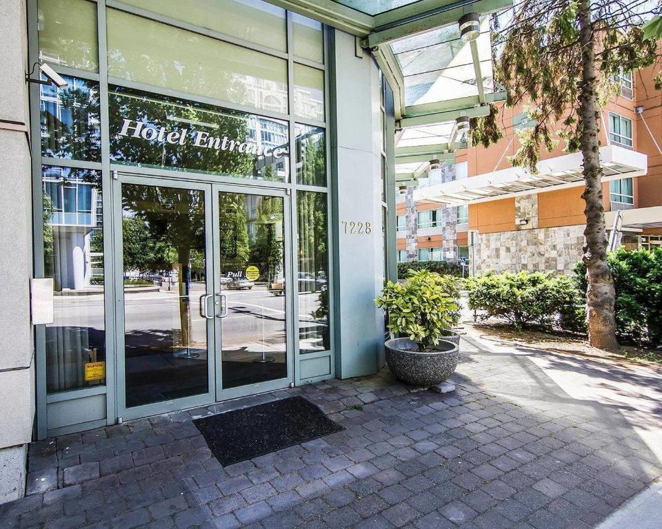 a store front with glass doors on a street at Comfort Hotel Vancouver Airport in Richmond