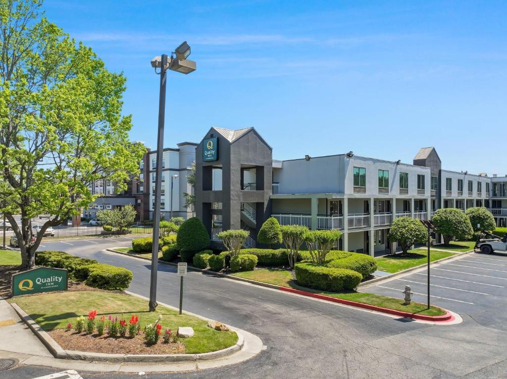 an empty street in front of a building at Quality Inn Duluth - Atlanta Northeast in Duluth