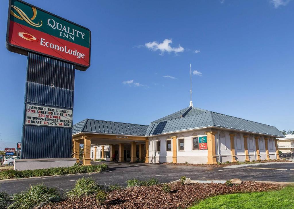 a building with a sign in front of it at Econo Lodge Thomasville in Thomasville